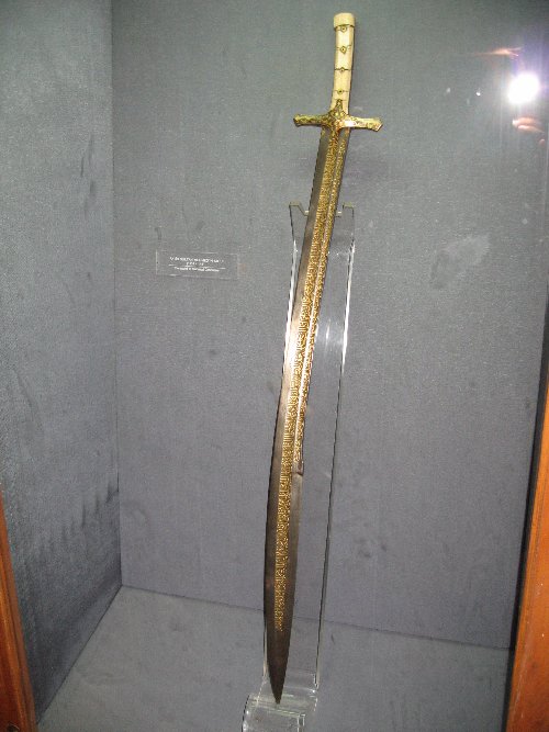 140113-the-sword-of-conqueror-fatih-sultan-mehmed-in-topkapi-palace-istanbul-turkey.jpg