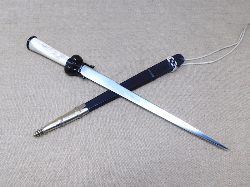 15thC black white bollck dagger 2 MA.JPG