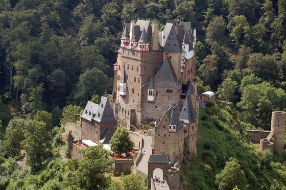 Castle_Eltz-Burg_Eltz.jpg