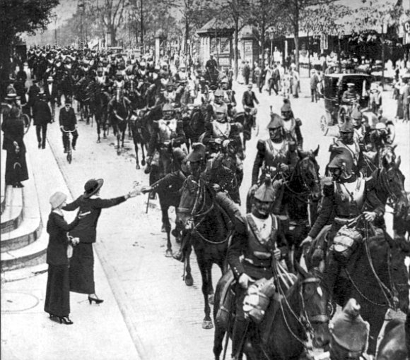 French_heavy_cavalry_Paris_August_1914.jpg