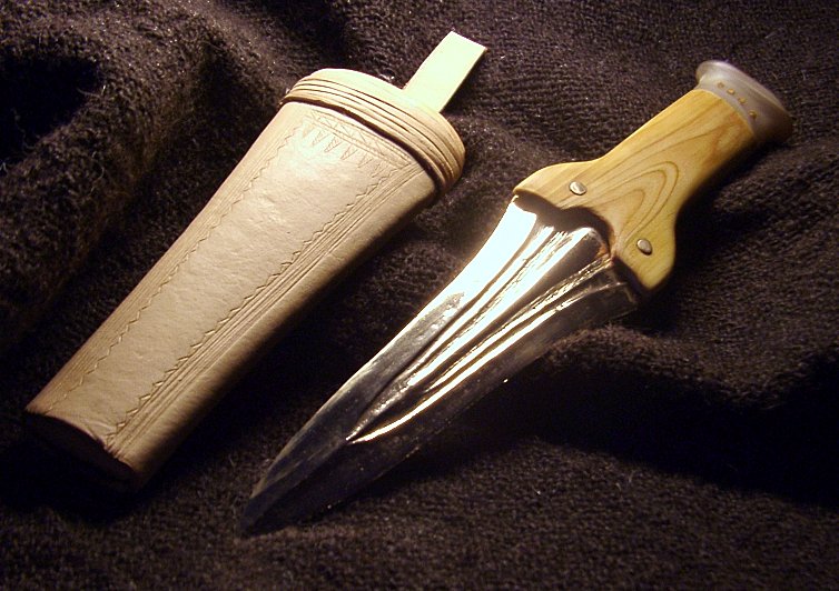 grooved_dagger3_with_scabbard_3_sep_2006_1.jpg