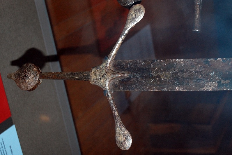 Hand-and-a-half_Scottish_long_sword_-_hilt_view-small.jpg