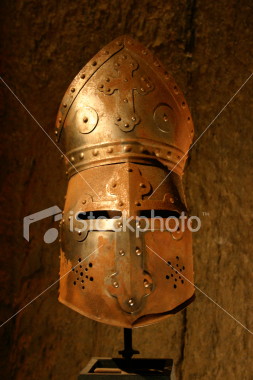 ist2_589904_helmet_of_the_knight_rider_of_ehrenburg(el yelmo papal).jpg