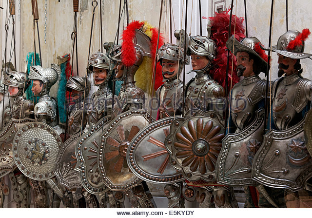 puppets-dressed-in-knights-armour-puppet-theatre-opera-dei-pupi-or-e5kydy.jpg