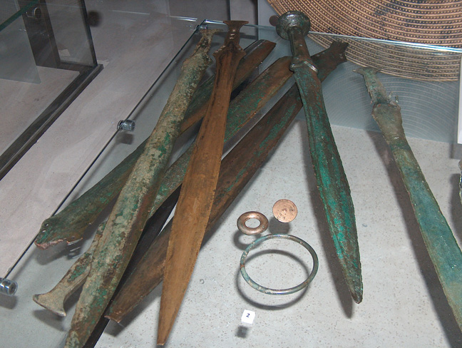 swords2_Museum_of_Scotland_Edinburgh.jpg