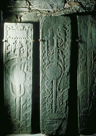 swords with targe 12th early 13thc Keills Chapel.jpg